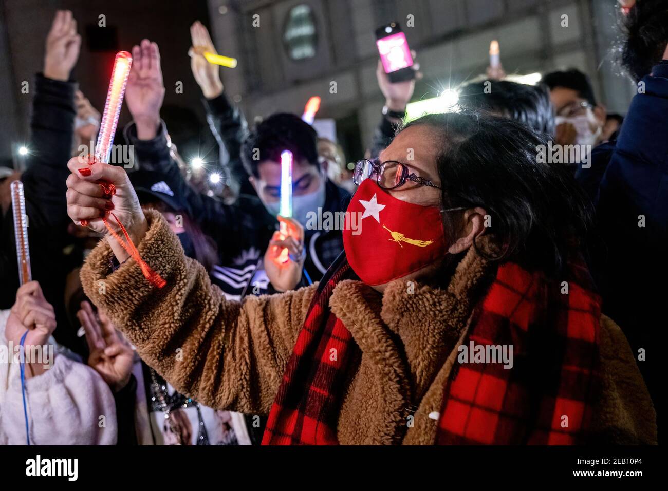 Un protestore che indossa una maschera facciale associata alla Lega Nazionale per la democrazia (NLD) vista durante la dimostrazione. I dimostranti birmani riuniti presso l’Università delle Nazioni Unite chiedono che il leader del Myanmar, Aung San Suu Kyi detenuto nel bel mezzo di un colpo di stato militare, sia liberato e invita l’organismo internazionale a condannare ulteriormente le azioni militari del Myanmar. Foto Stock
