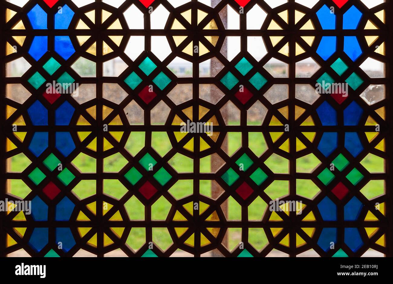 Antiche vetrate colorate con astratto motivo geometrico arabo Foto Stock