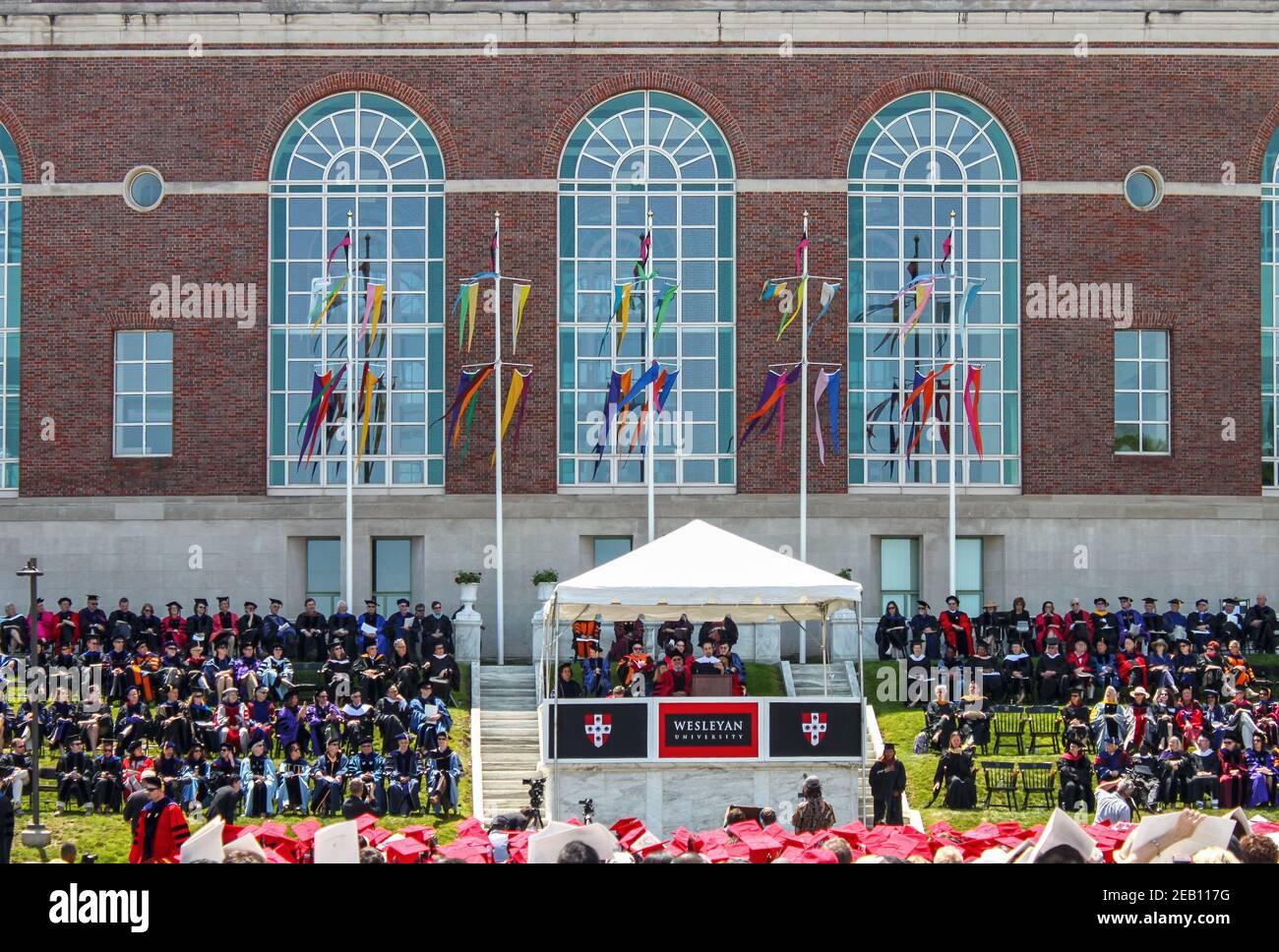 Aprile 24 2015 Middletown USA - Lin-Manuel Miranda dare inizio Discorso all'Università di Wesleyan in cerimonia all'aperto con bandiere che sventolano e surrun Foto Stock