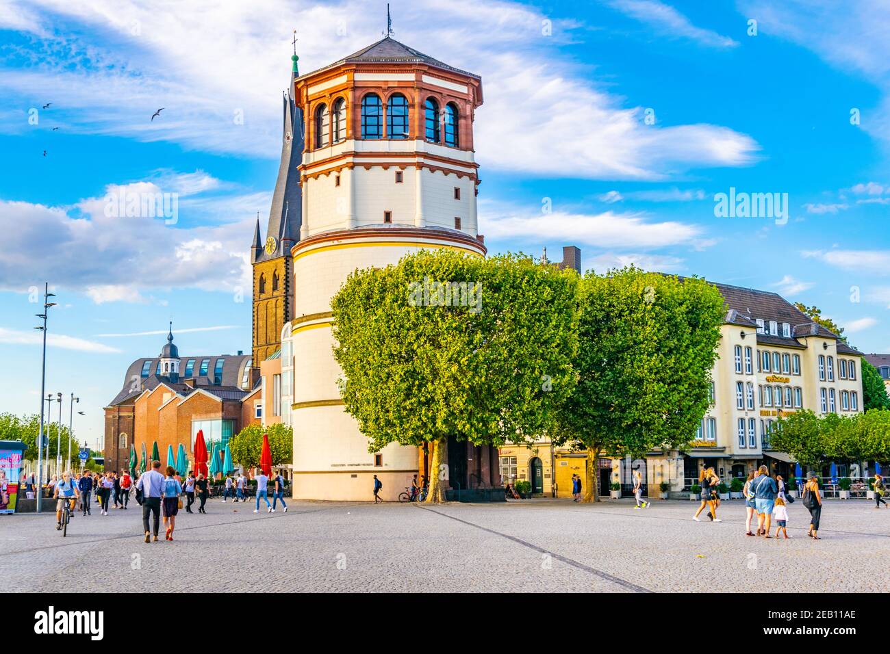 DUSSELDORF, GERMANIA, 10 AGOSTO 2018: Vista di Burgplatz con il museo Schifffahrt e la chiesa di San Lambertus a Dusseldorf, Germania Foto Stock