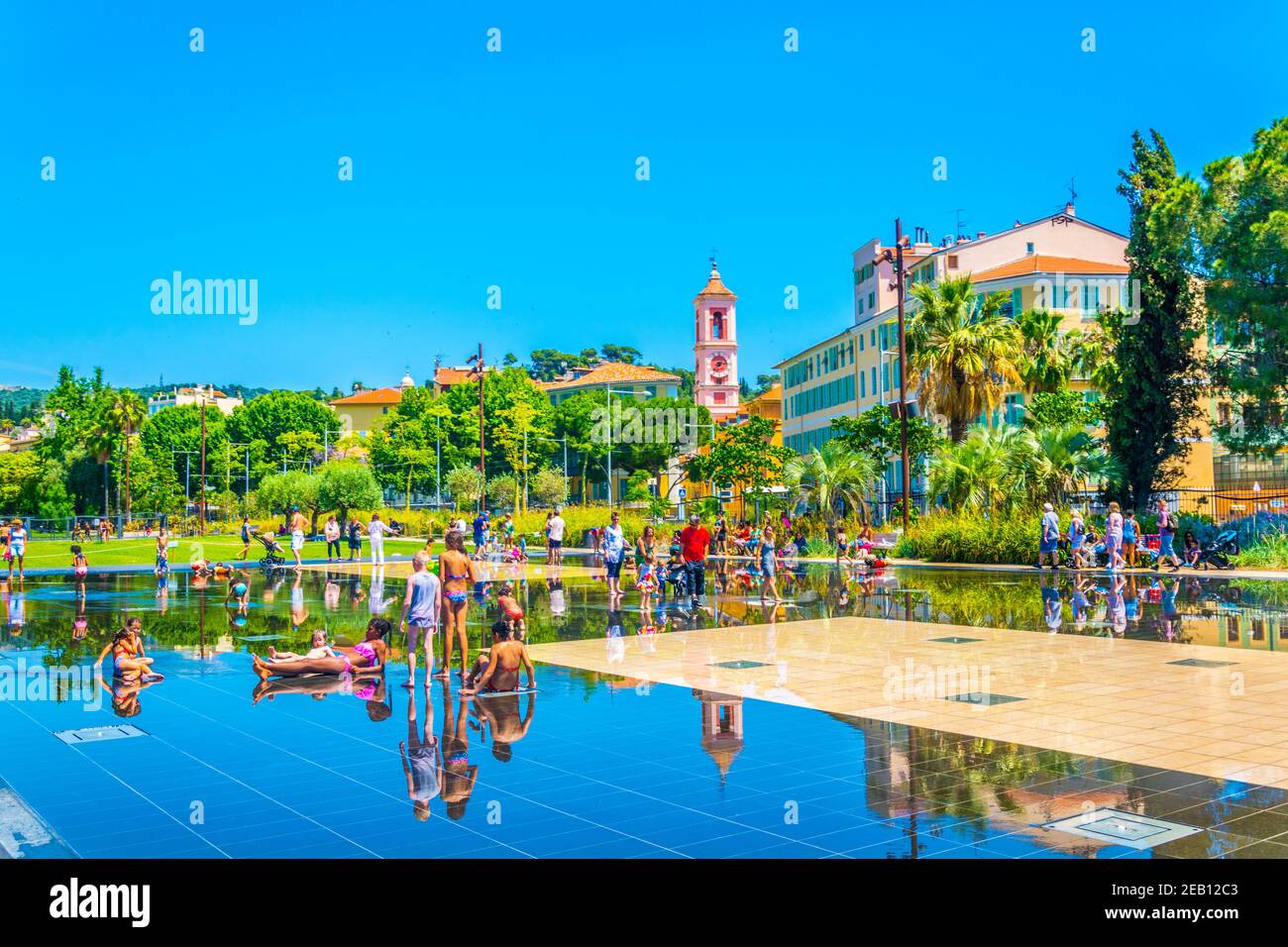 NIZZA, FRANCIA, 11 GIUGNO 2017: I bambini giocano all'interno di una fontana presso il parco Promenade du paillon a Nizza, Francia Foto Stock