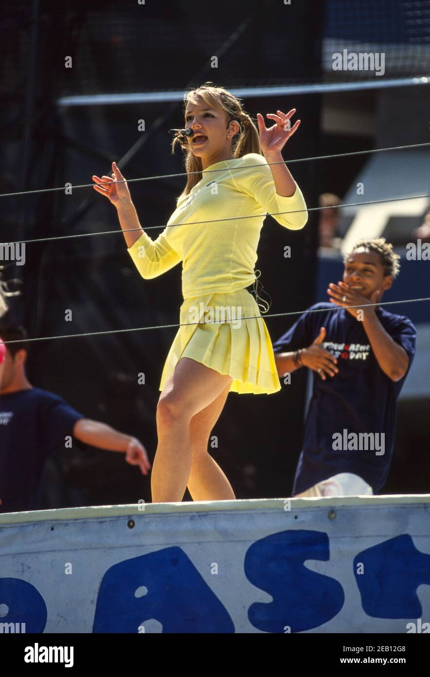 Il cantante Britney Spears si esibisce durante la mostra Arthur Ashe Kids' Day il 28 agosto 1999 presso il National Tennis Center di Flushing, New York. Foto Stock
