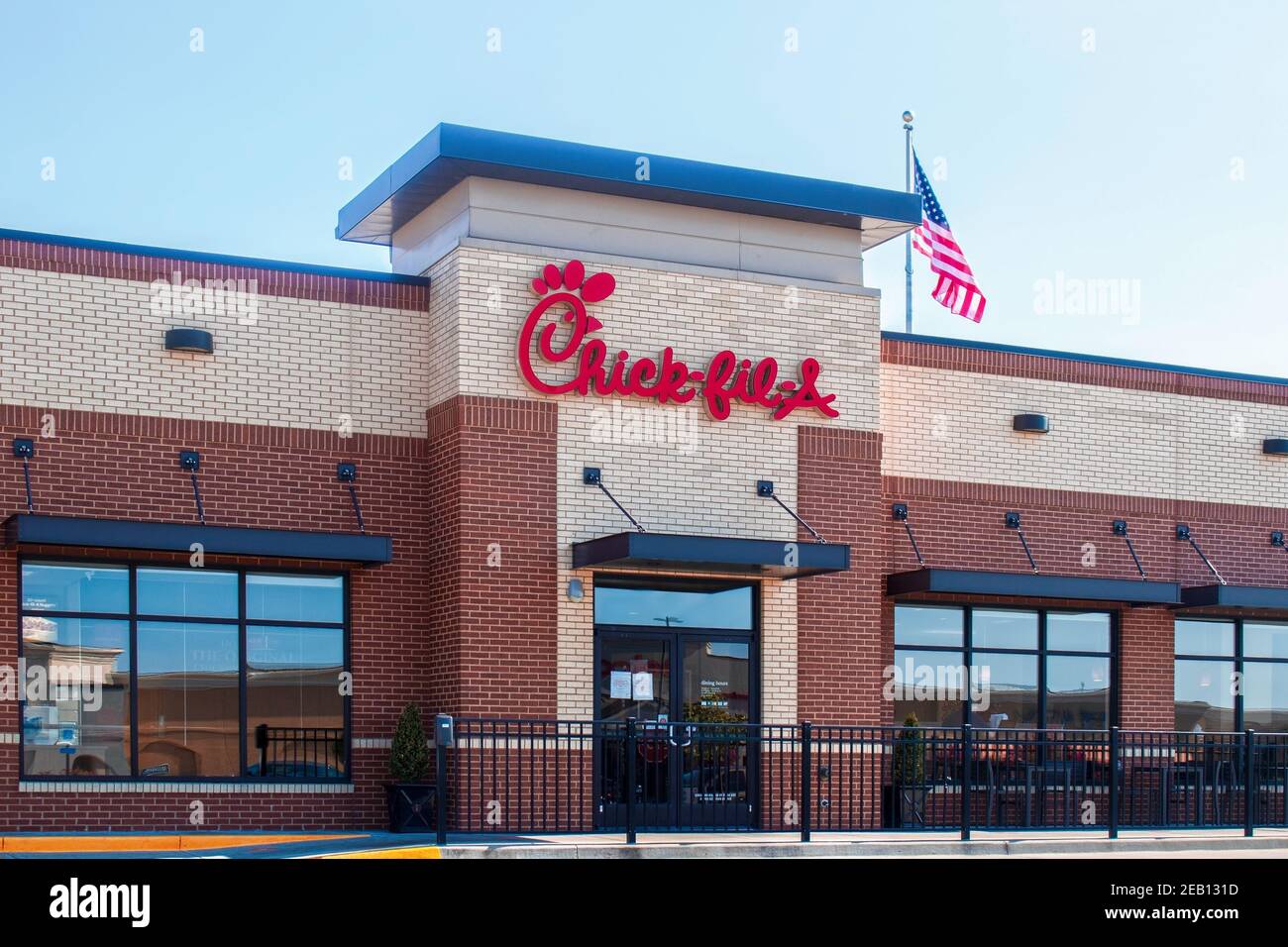 08 05 2020 Tulsa USA   Chick-fil-UN negozio con bandiera americana Foto Stock