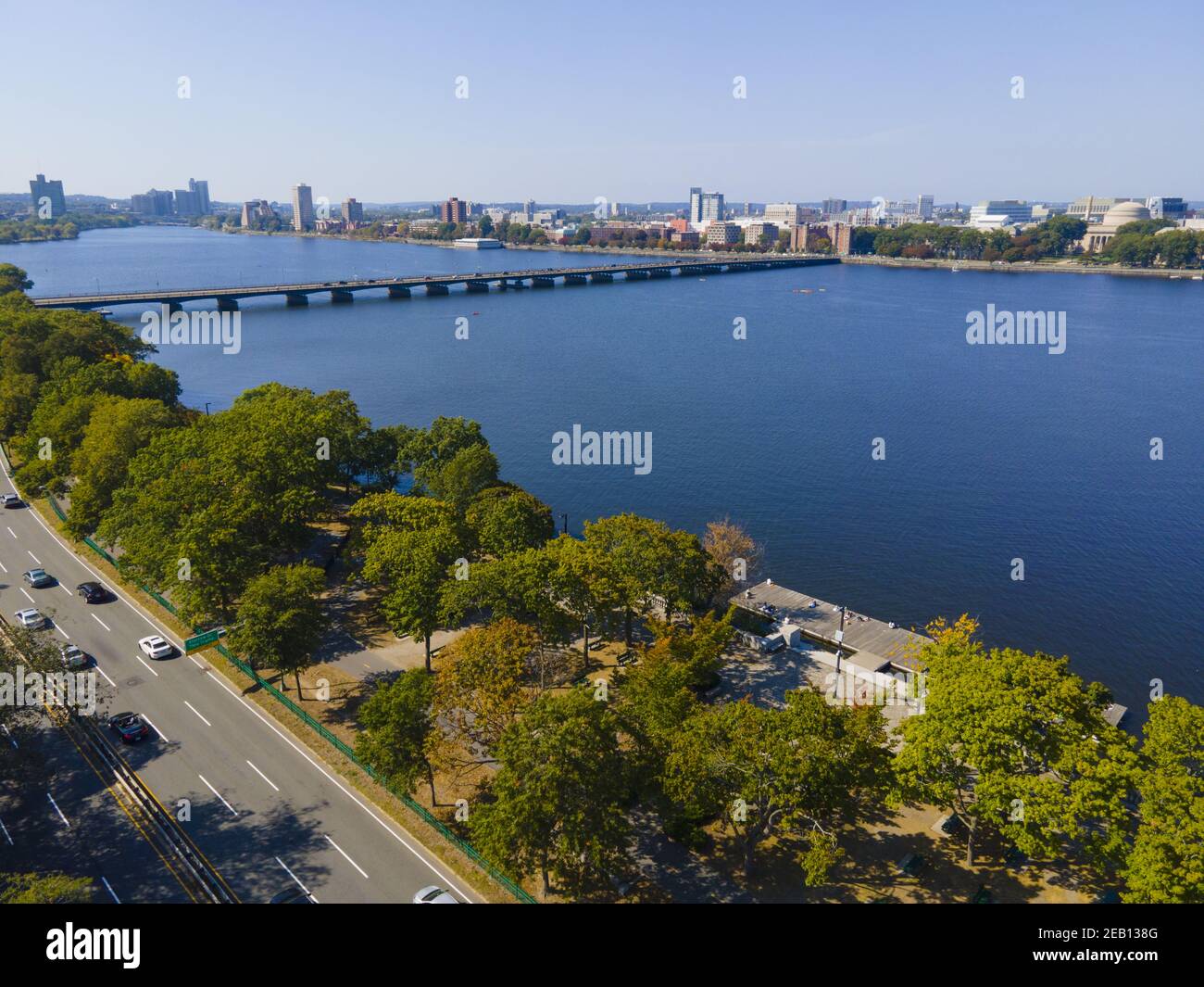 Il Ponte di Boston Harvard sul Fiume Charles offre vedute aeree che collegano la citta' di Cambridge e Boston, Massachusetts ma, USA. Foto Stock