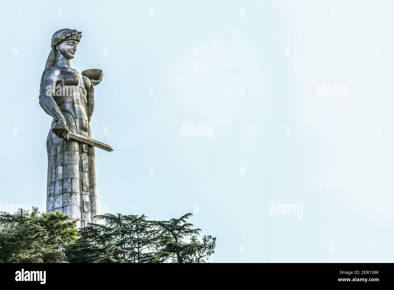 8-5-2019 Tbilisi Georgia - Madre della Georgia - Kartlis Deda - Un monumento a Tbilisi, capitale di Georgias - statua in metallo Sololaki cresta di greetin donna Foto Stock