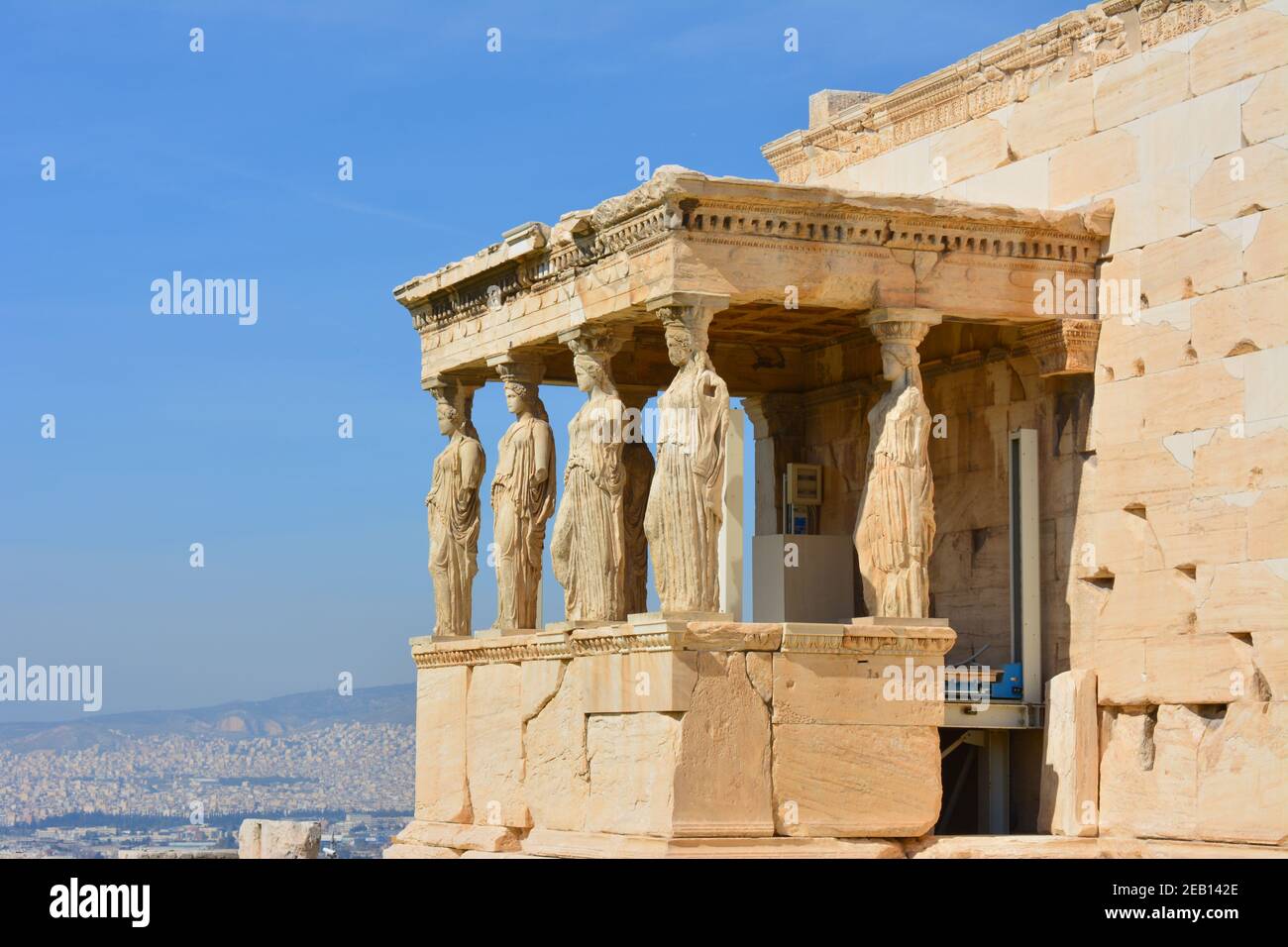 ATENE, GRECIA - 7 maggio 2017 - Cariatidi in Erechtheum Acropoli Atene Grecia, l'antico portico di figure cariatidi sul lato nord dell'Acropo Foto Stock