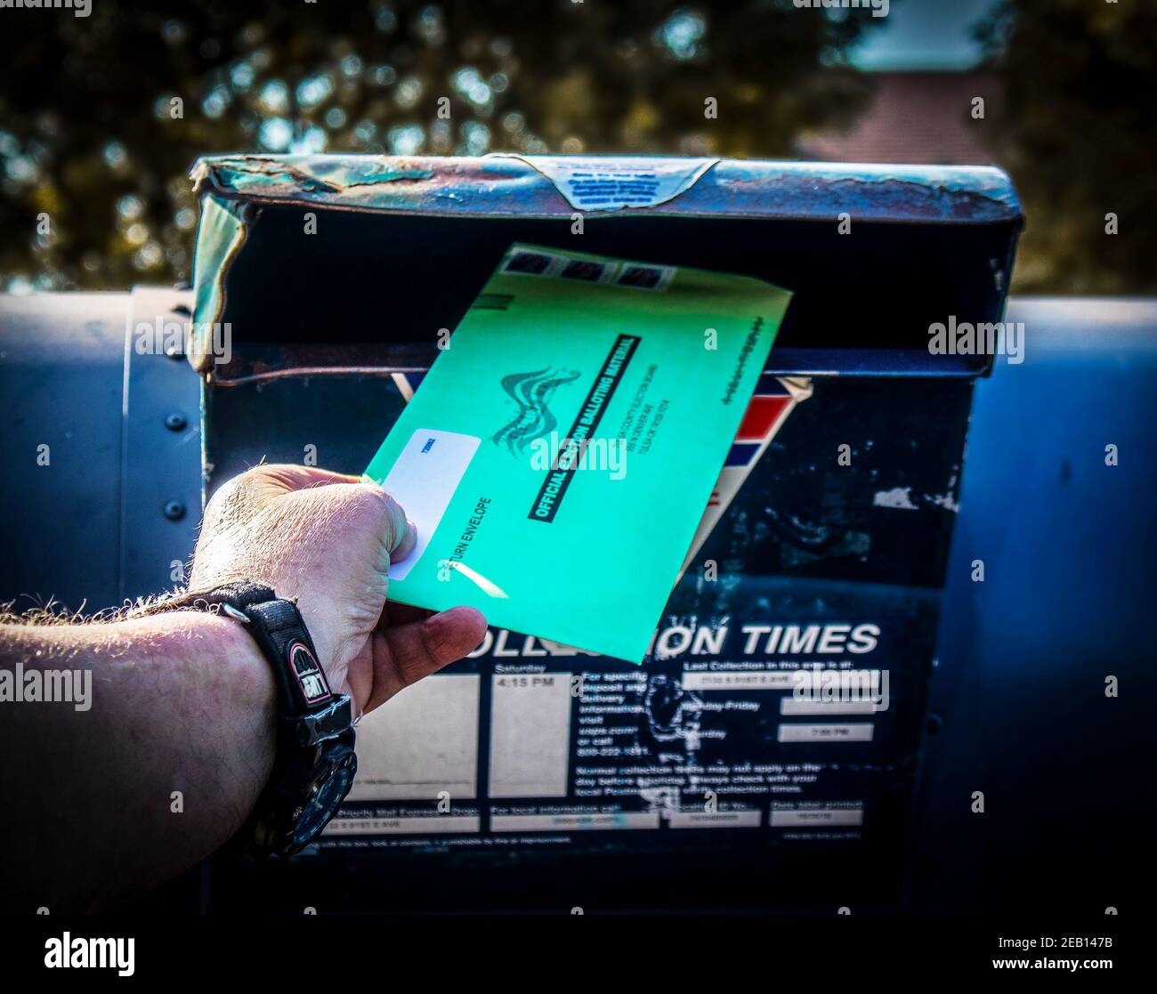 2020 10 02 Tulsa USA Man depositare il voto ufficiale delle elezioni in vecchio battuto verso l'alto, portare la casella di posta con sfondo sfocato Foto Stock