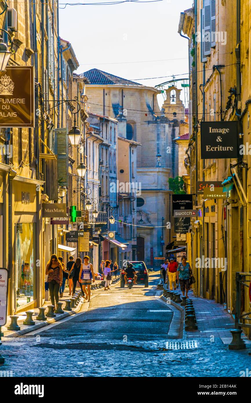 AVIGNONE, FRANCIA, 18 GIUGNO 2017: La gente sta passeggiando attraverso una strada stretta nel centro di Avignone, Francia Foto Stock