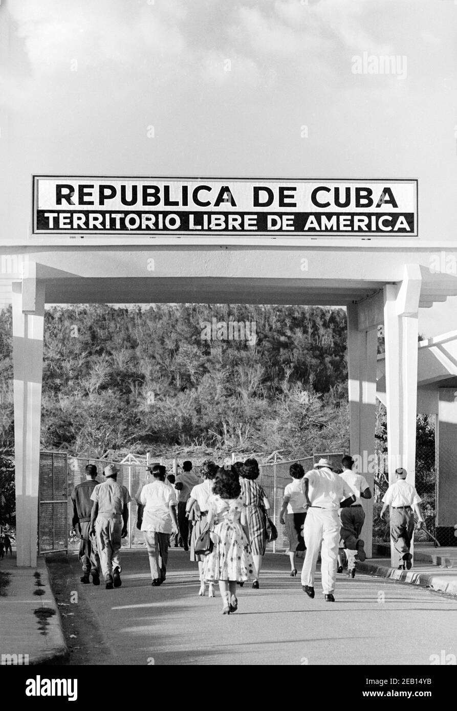 Lavoratori cubani che escono per il giorno, Guantanamo Bay U.S. Naval base, Cuba, Warren K. Leffler, 12 novembre 1962 Foto Stock