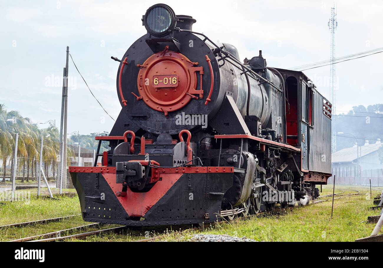 Locomotiva numero 6-016 costruita nel 1954 a Vulcan Foundry a Newton-le-Willows, Lancashire, Inghilterra per la Ferrovia Nord Borneo. Ora trasporta un touri Foto Stock