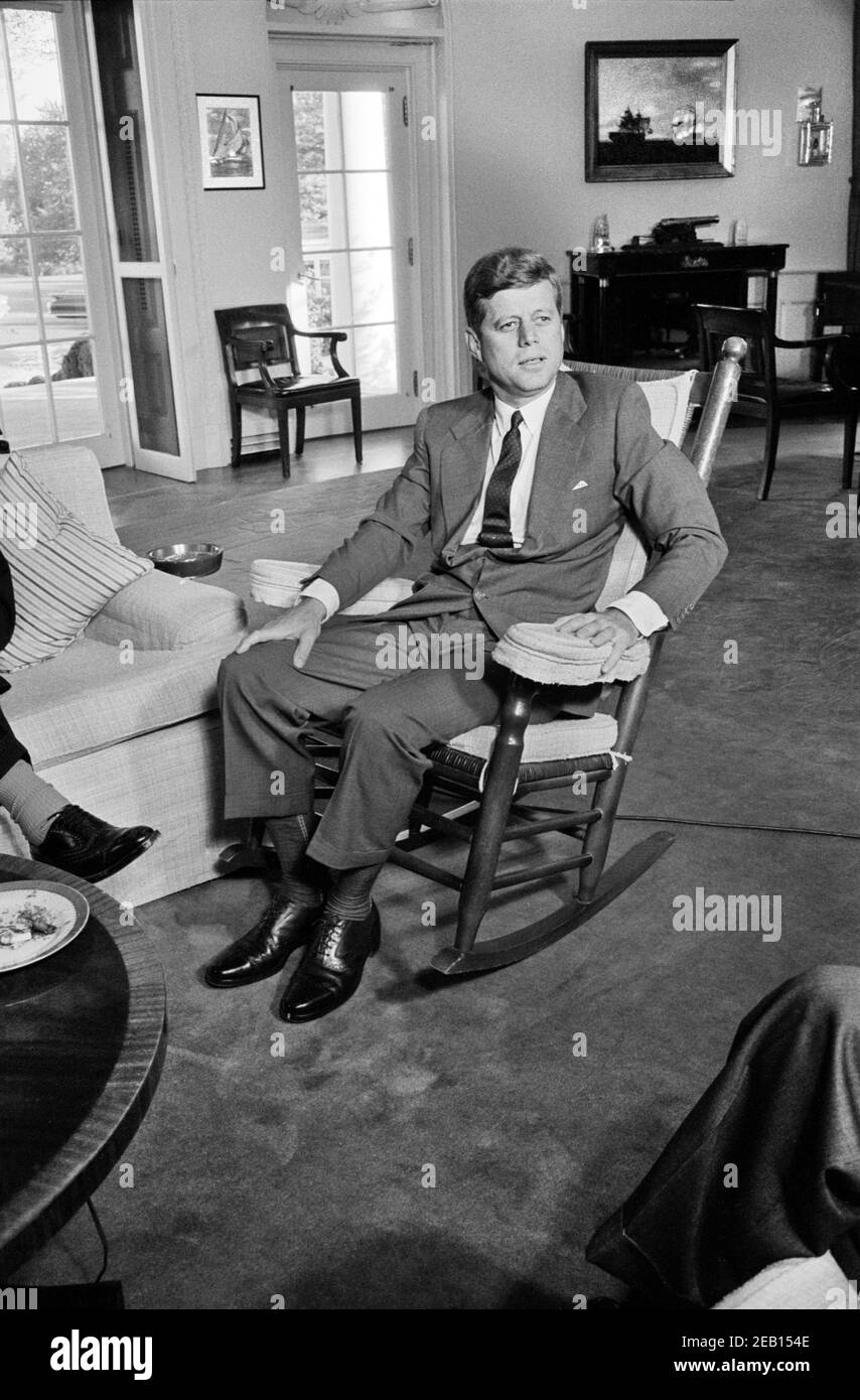 Il presidente degli Stati Uniti John Kennedy, ritratto seduto in sedia a dondolo, Casa Bianca, Washington, D.C., USA, Warren K. Leffler, 24 ottobre 1962 Foto Stock