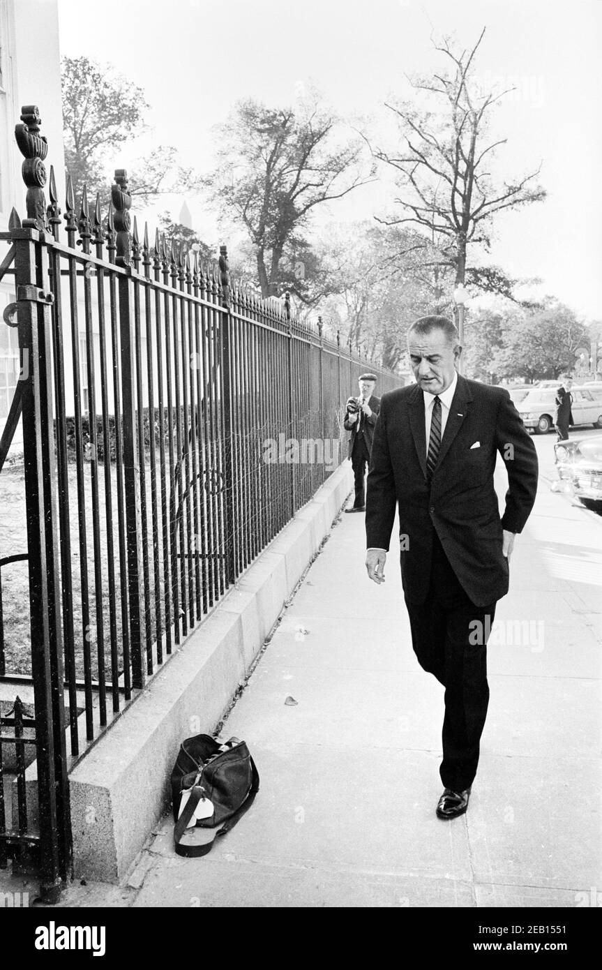 Il Vice Presidente degli Stati Uniti Lyndon Johnson arriva alla Casa Bianca, Washington, D.C., USA, Warren K. Leffler, 24 ottobre 1962 Foto Stock
