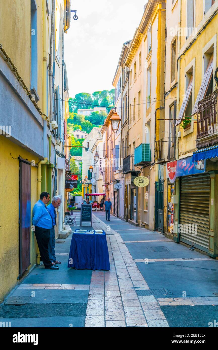 APT, FRANCIA, 23 GIUGNO 2017: La gente sta passeggiando attraverso un mercato di strada nel centro di Apt, Francia Foto Stock