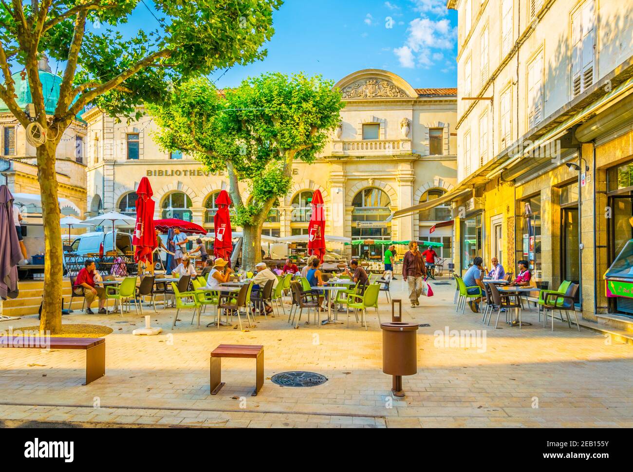 APT, FRANCIA, 23 GIUGNO 2017: La gente sta passeggiando attraverso un mercato di strada nel centro di Apt, Francia Foto Stock