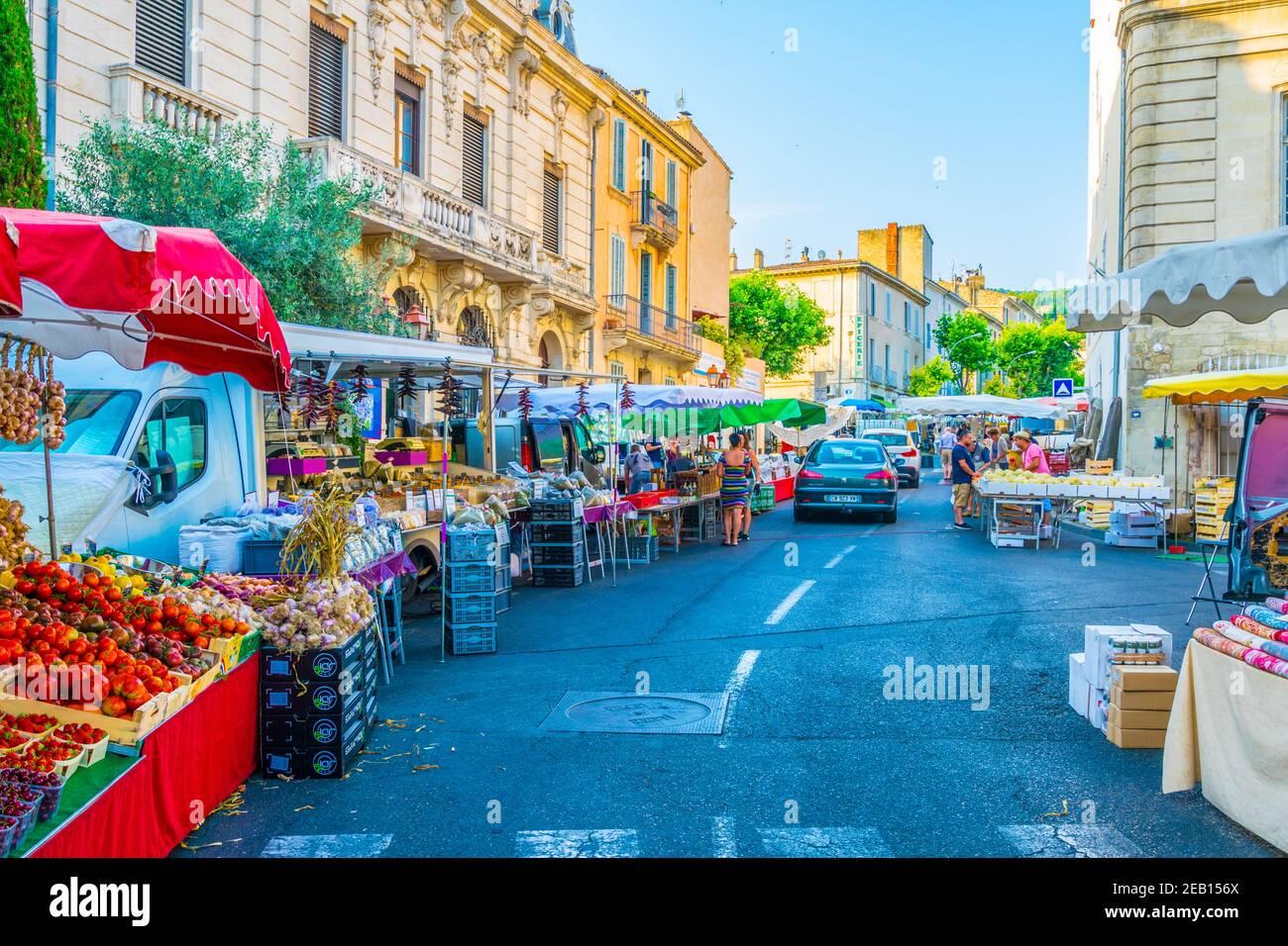 APT, FRANCIA, 23 GIUGNO 2017: La gente sta passeggiando attraverso un mercato di strada nel centro di Apt, Francia Foto Stock