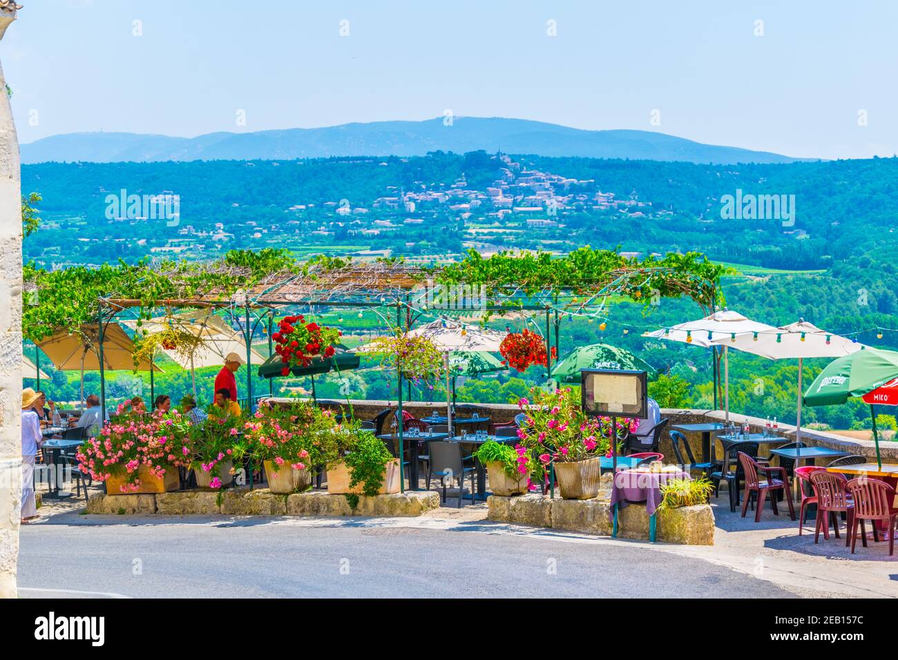 LACOSTE, FRANCIA, 23 GIUGNO 2017: Un ristorante sulla strada nel villaggio di Lacoste in Francia Foto Stock