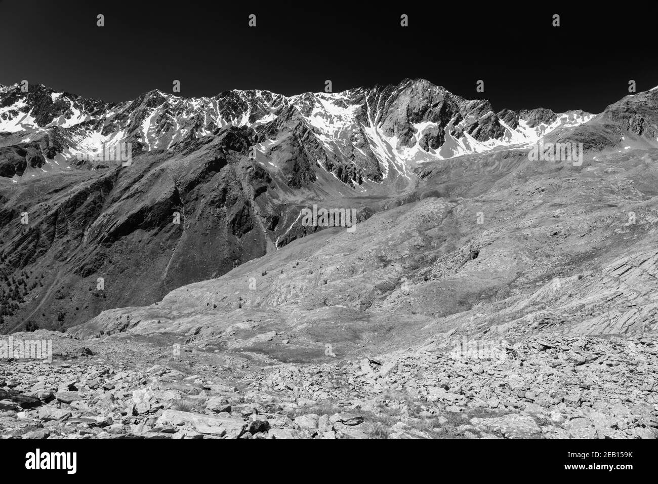 Passo Gavia, provincia di Brescia, Lombardia, Italia: Paesaggio lungo il valico estivo. Bianco e nero Foto Stock