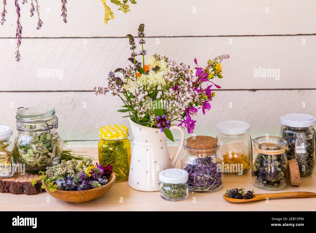 Home concetto di farmacia a base di erbe. Lotto di piante di rimedio di erbe asciutte differenti ( chamaenerion angustifolium, Achillea millefolium, Tilia platyphyllos. Foto Stock