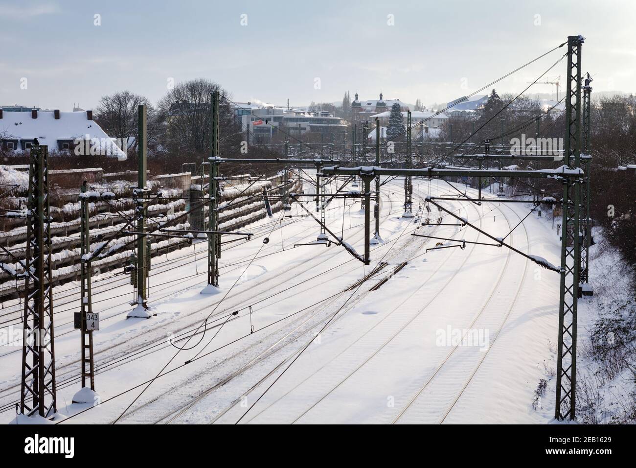 Binari ferroviari urbani in neve profonda senza treni Foto Stock