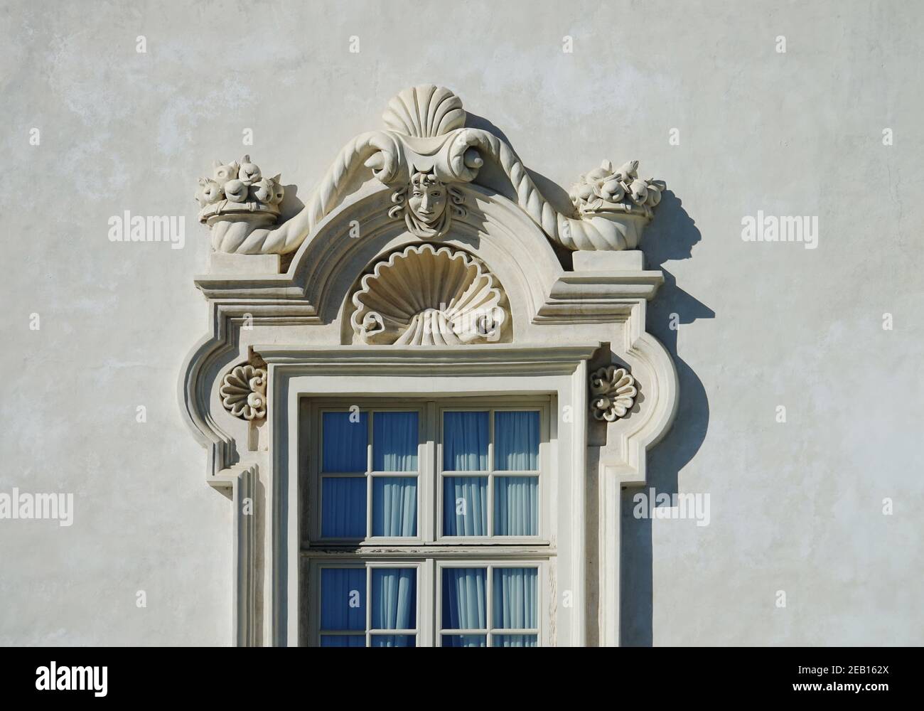 Particolare di una finestra in pietra con sculture barocche, sulla facciata del Palazzo reale di Venaria Foto Stock