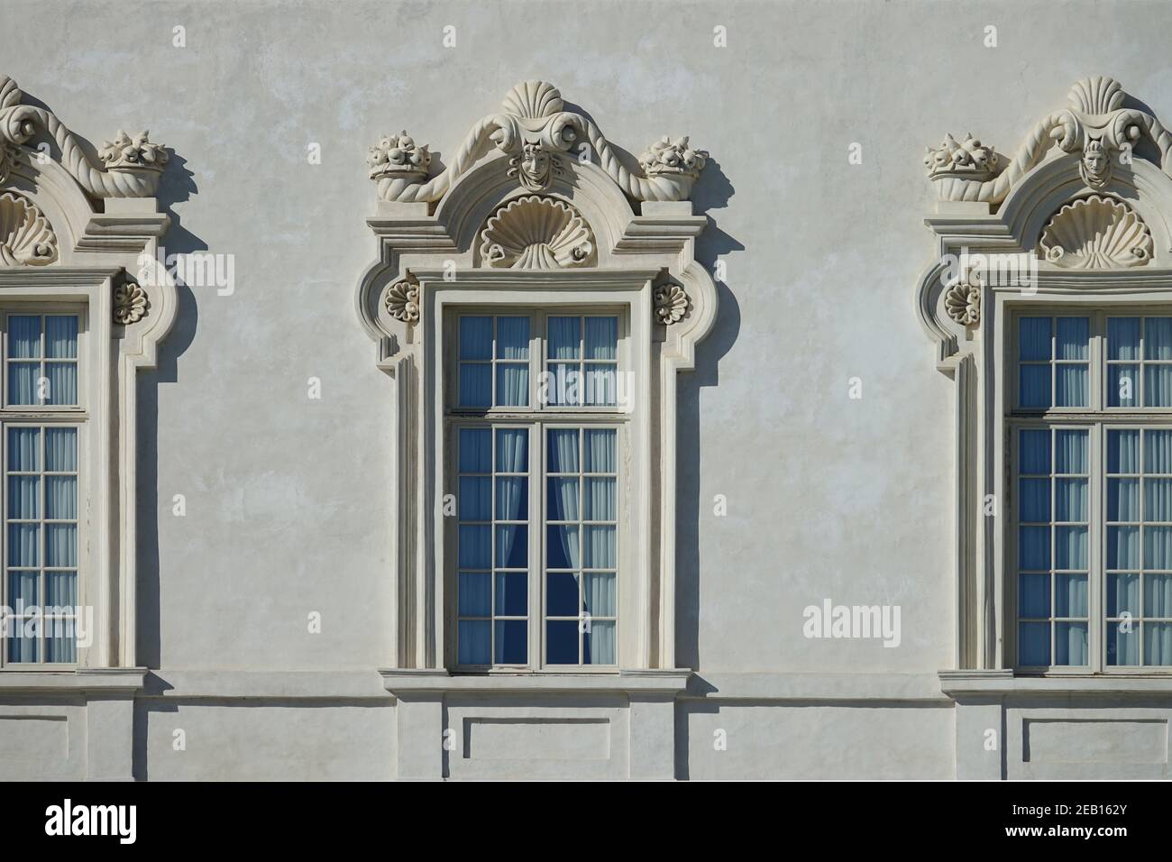 Particolare di una finestra in pietra con sculture barocche, sulla facciata del Palazzo reale di Venaria Foto Stock