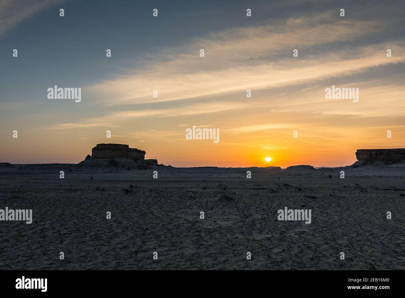 Splendido paesaggio del deserto al tramonto vicino al Sarar Arabia Saudita. Foto Stock