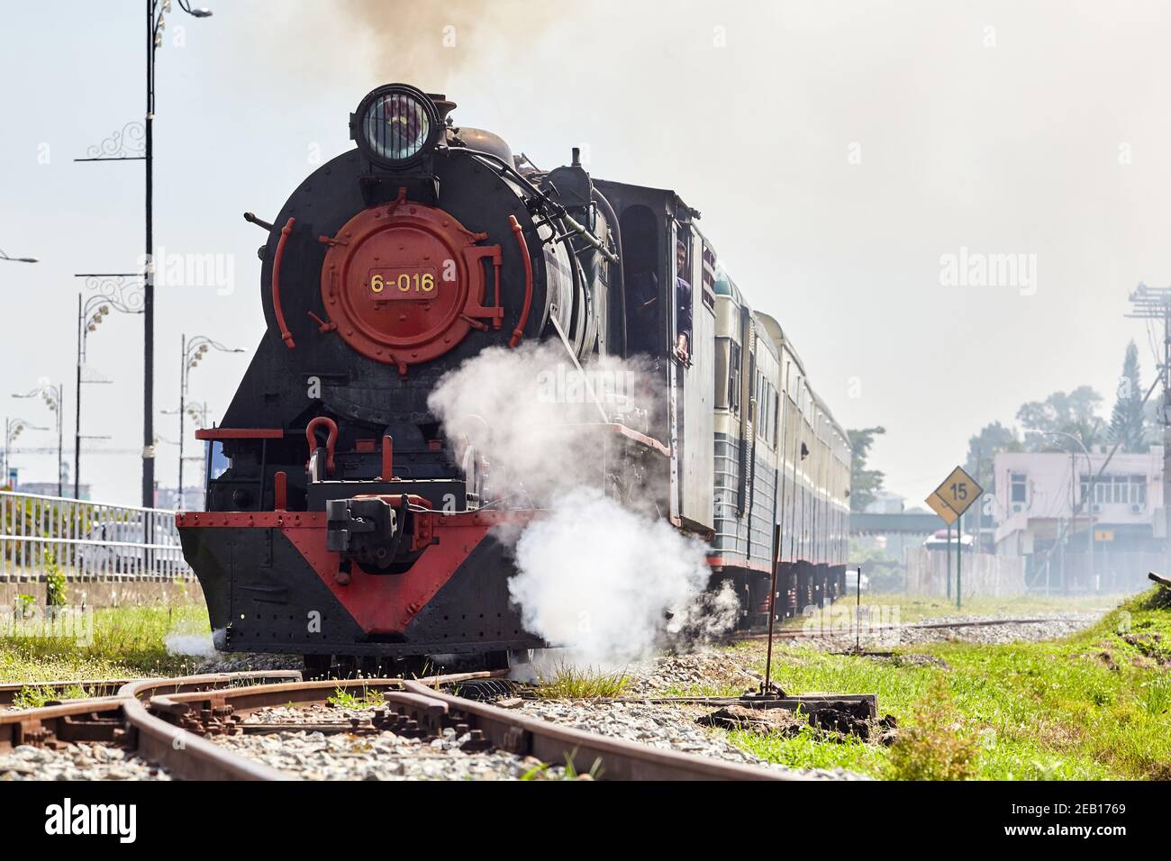 Locomotiva numero 6-016 costruita nel 1954 a Vulcan Foundry a Newton-le-Willows, Lancashire, Inghilterra per la Ferrovia Nord Borneo. Ora trasporta un touri Foto Stock