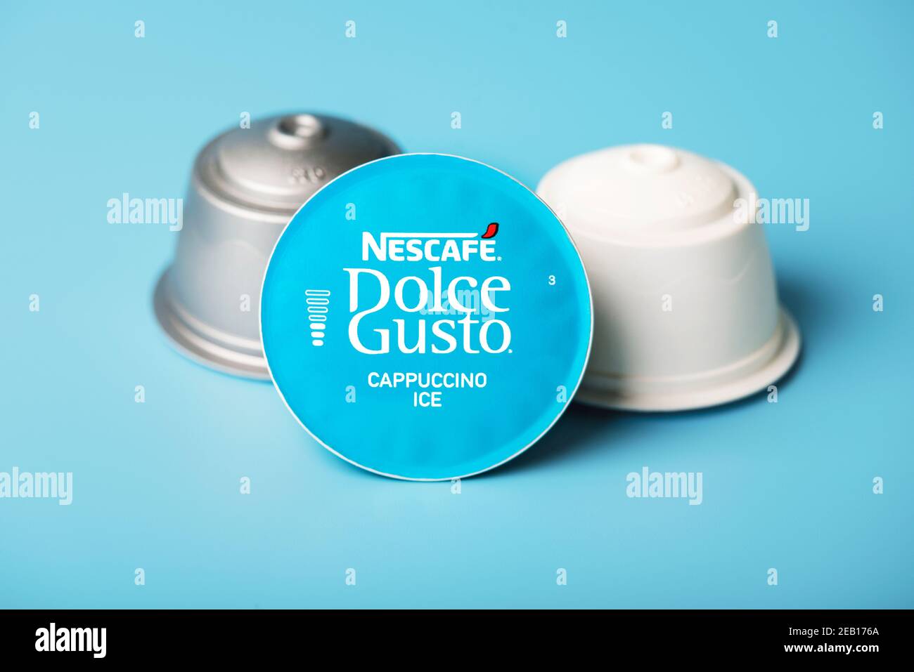 Primo piano di Nescafe Dolce gusto capsule, cappuccino ghiaccio su sfondo blu.selettivo messa a fuoco Foto Stock