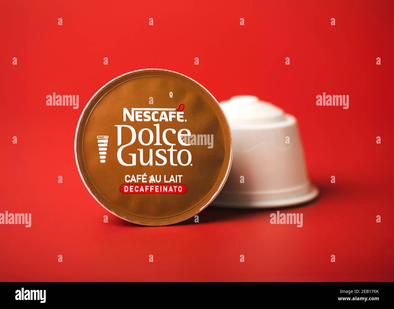 Closeup di Nescafe Dolce gusto capsule su sfondo rosso Foto Stock