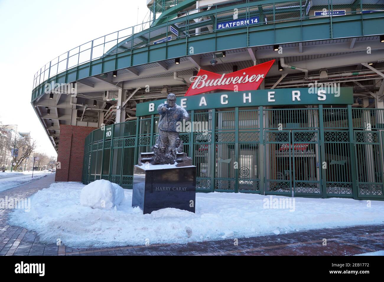 Una statua del presentatore di discorso pubblico Harry Caray a Wrigley Field, domenica 7 febbraio 2021, a Chicago. Lo stadio è la sede dei Chicago Cubs. Foto Stock