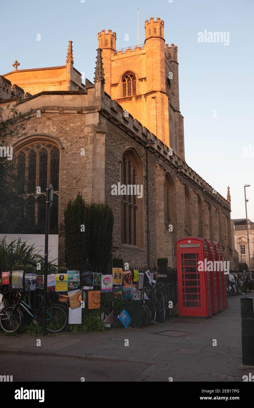 Biciclette e poster su recinzione metallica accanto al telefono rosso Box accanto alla Great St Marys Church, la University Church In Kings Parade Cambridge Inghilterra Foto Stock