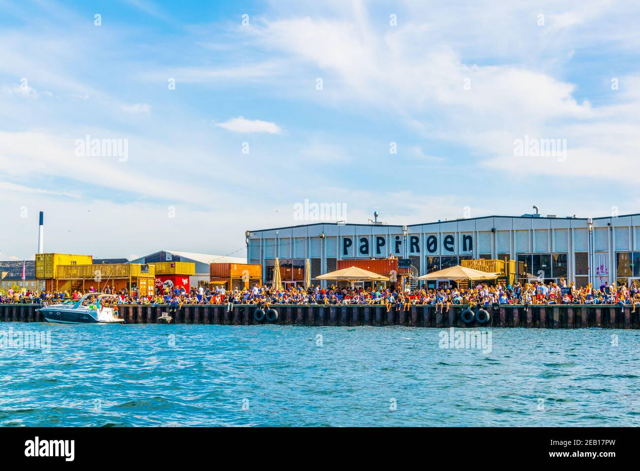 COPENHAGEN, DANIMARCA, 21 AGOSTO 2016: Copenhagen Street Food Market Papiroen e il teatro dell'opera. Foto Stock