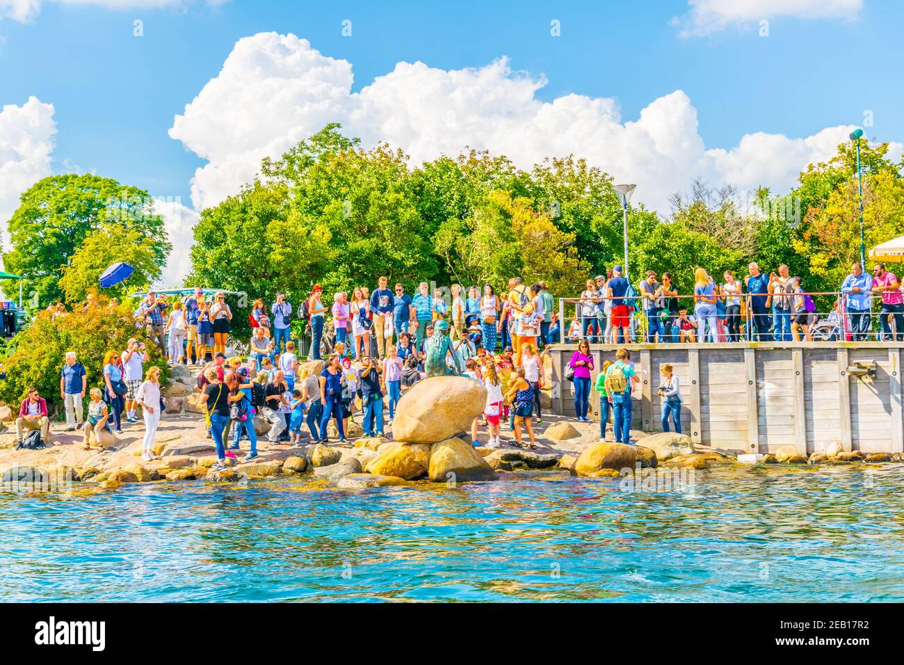 COPENAGHEN, DANIMARCA, 21 AGOSTO 2016: La gente sta ammirando la statua della sirena a Copenhagen, Danimarca. Foto Stock