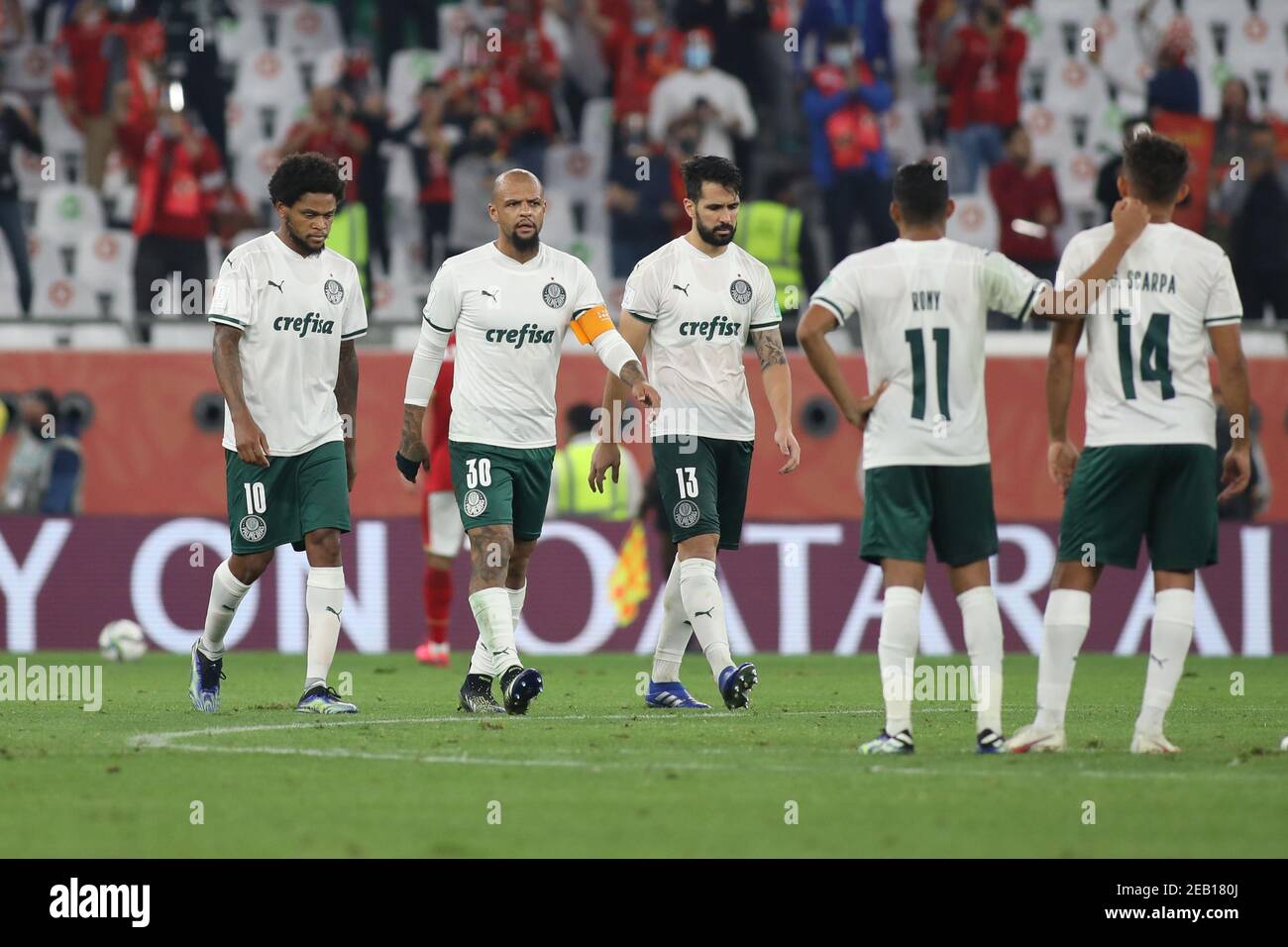 DOHA, QATAR - FEBBRAIO 11: Luiz Adriano [a sinistra] Felipe Melo [centro] e Luan [a destra] di Palmeiras tornano al loro team dopo aver perso le prime due sanzioni durante il tiro di rigore nella Coppa del mondo FIFA Club Qatar 2020 3° posto Gioca fuori il 11 febbraio 2021 a Doha, Qatar. (Foto di Colin McPhedran/MB Media) Foto Stock