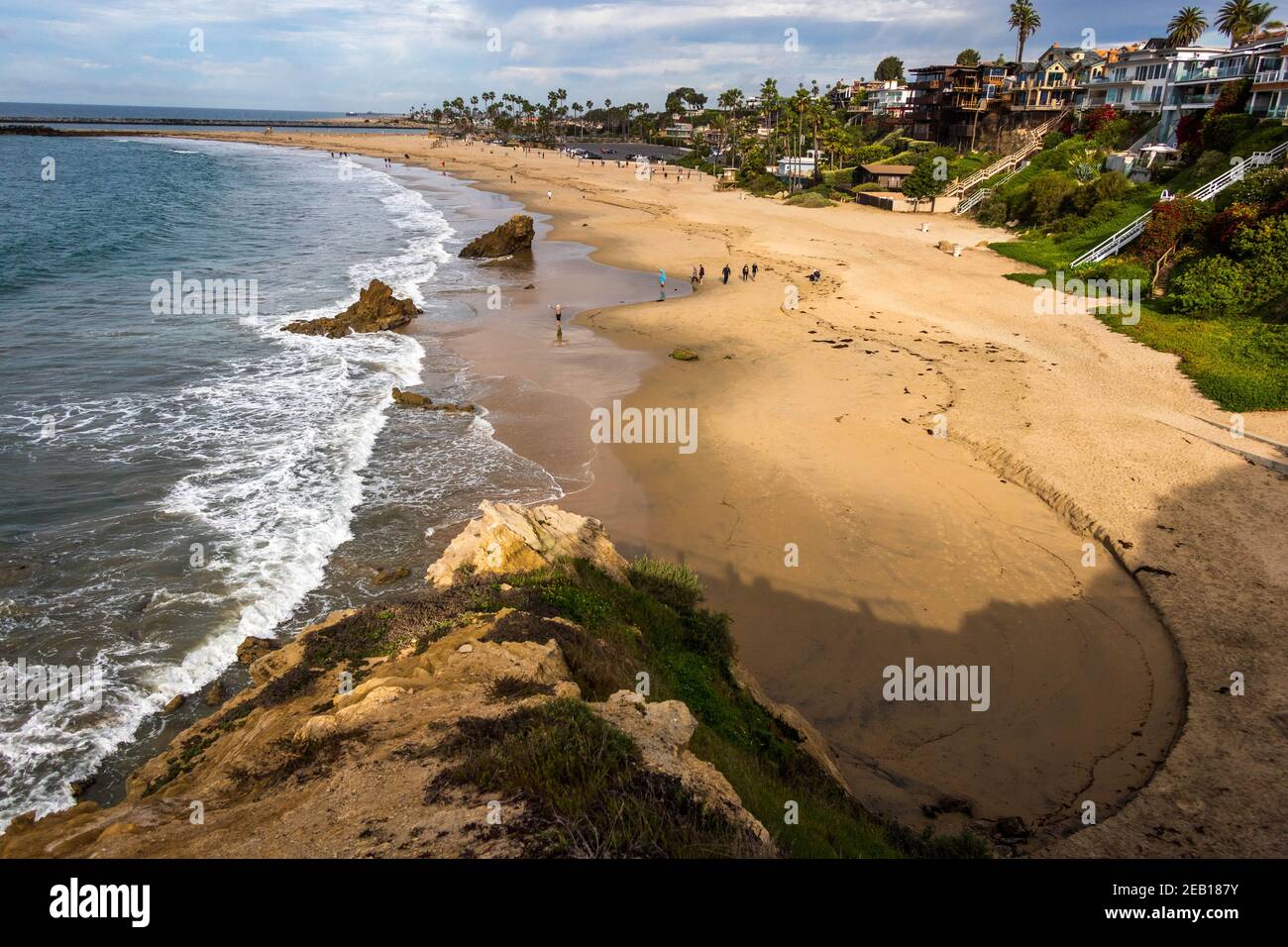 Vista sulla spiaggia di Corona del Mar, lunga spiaggia di sabbia spiaggia di Newport Beach, California meridionale, Stati Uniti Foto Stock