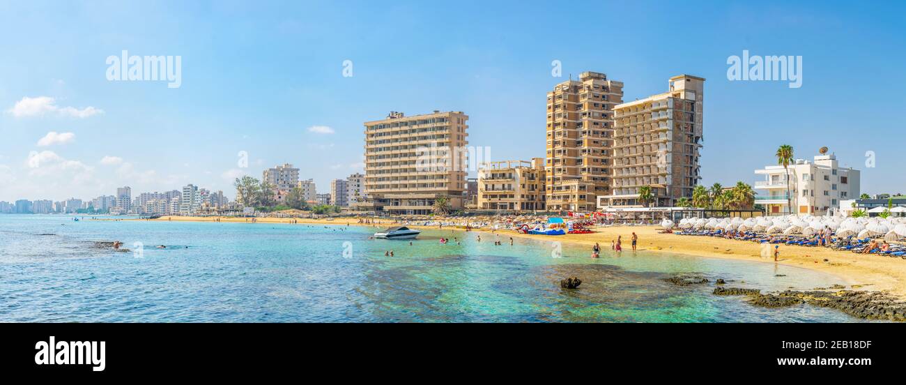 FAMAGOSTA, CIPRO, 29 AGOSTO 2017: Le persone si godono una giornata di sole su una spiaggia di fronte al quartiere Varosia di Famagosta, Cipro Foto Stock