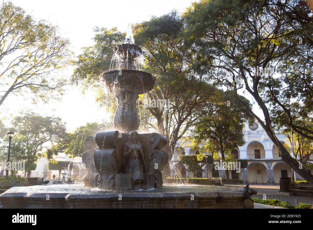 Parco centrale di Antigua Guatemala all'alba - Fontana di Le Sirene nel mezzo del parco in coloniale Città del Guatemala Foto Stock