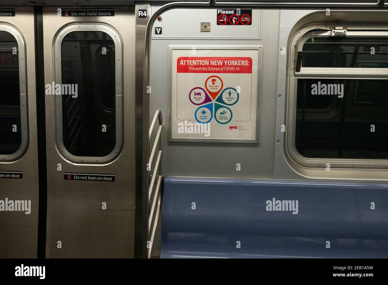 Covid 19 regola il treno della metropolitana a Brooklyn New York Città Foto Stock