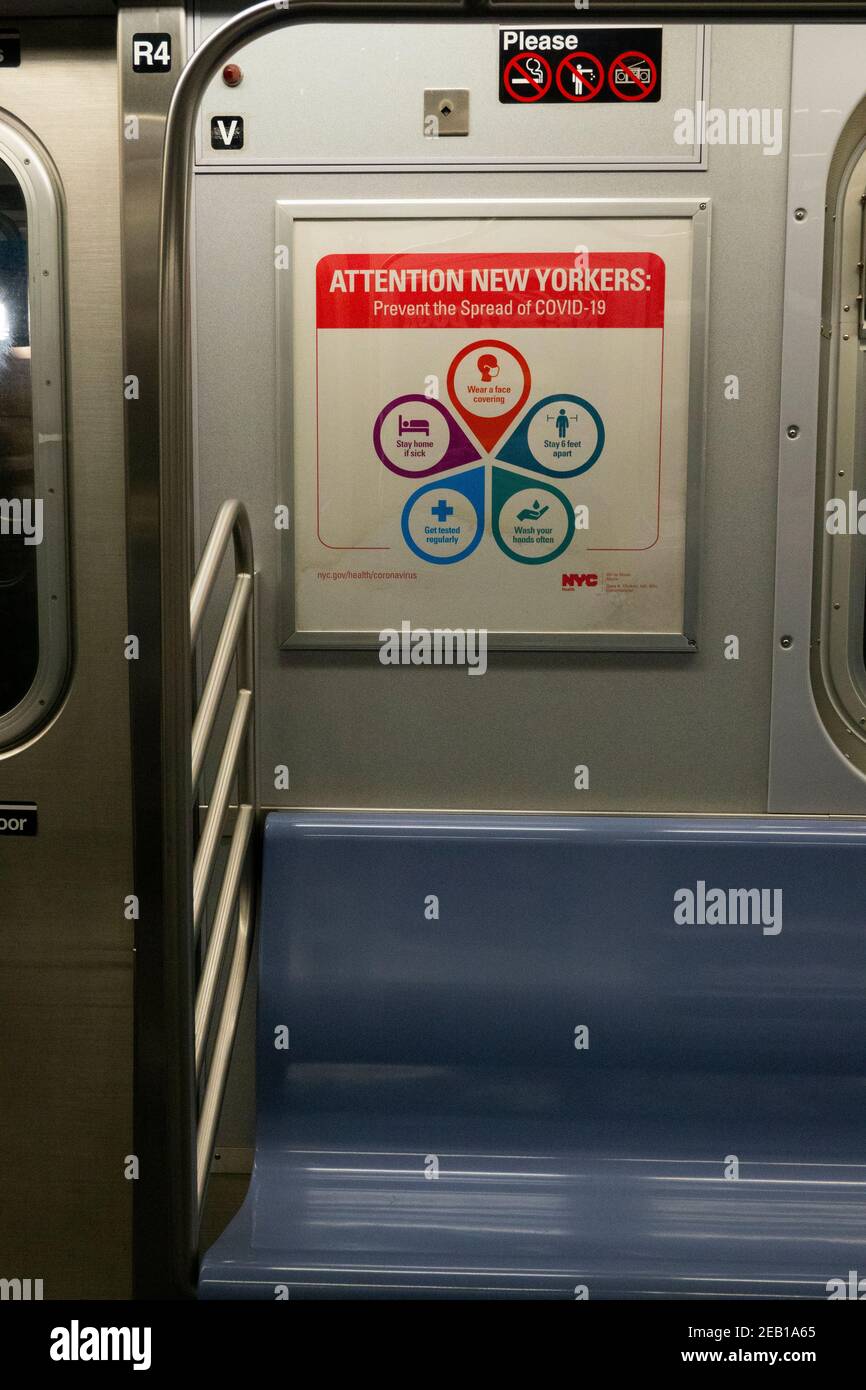 Covid 19 regola il treno della metropolitana a Brooklyn New York Città Foto Stock