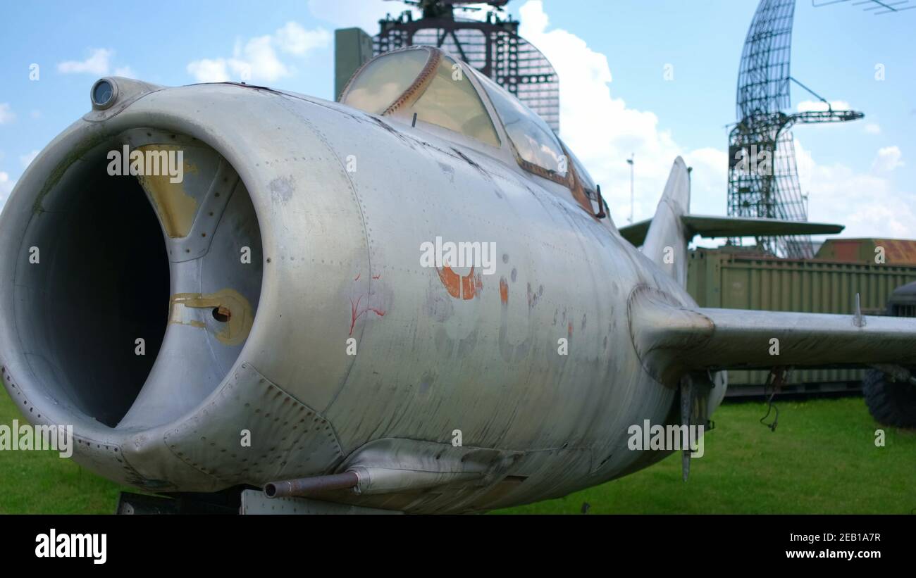Vecchio jet fighter nel museo militare all'aperto. Concetto di velivoli militari. Foto Stock
