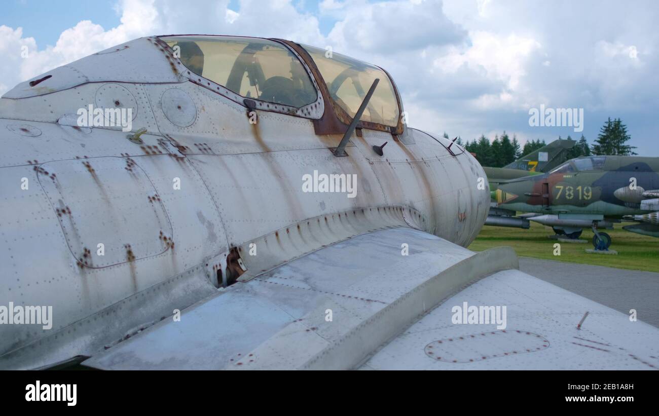 Aerei da combattimento jet in un museo militare all'aperto. Concetto di velivoli militari. Foto Stock