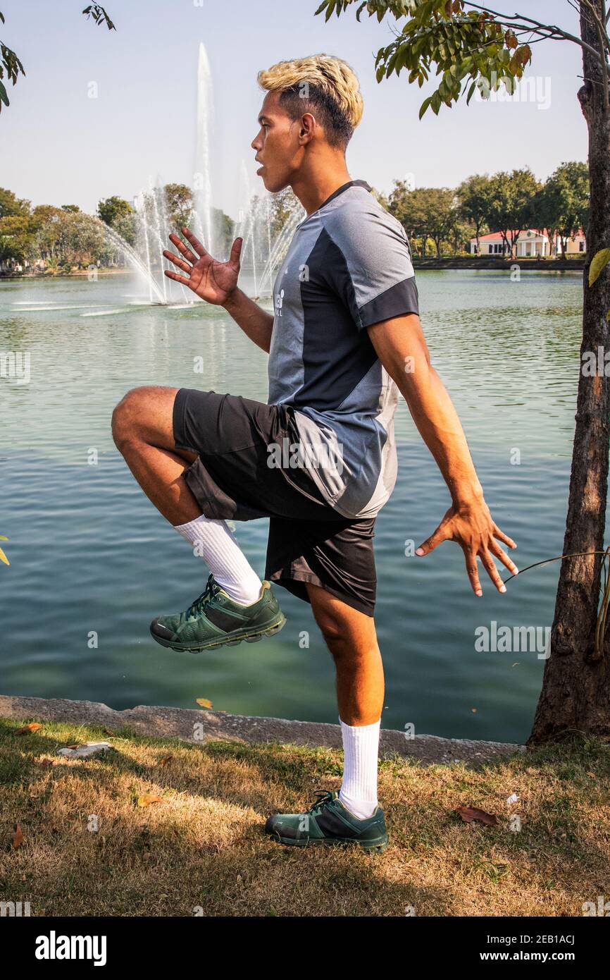 Il formatore mostra come fare a Social Distance e mantenere il programma di fitness Foto Stock