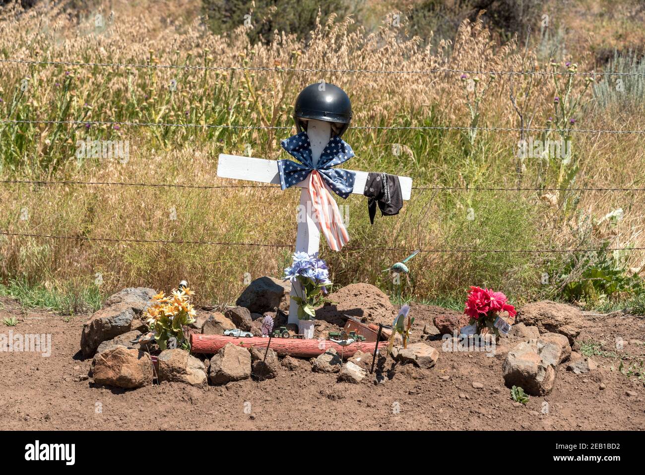 Memoriale a un motociclista ucciso in un incidente nella contea di Washington, Idaho. Foto Stock