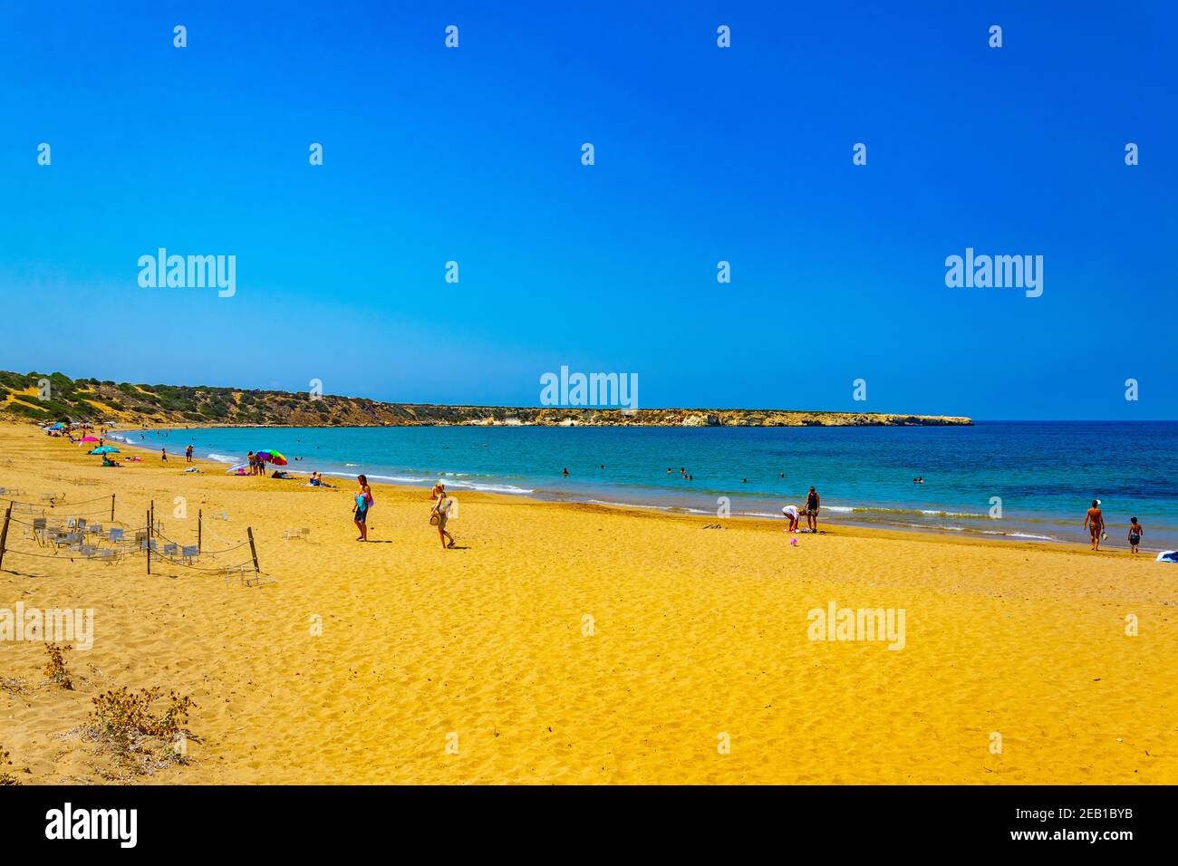 SPIAGGIA DI LARA, CIPRO, 19 AGOSTO 2017: La gente cammina sulla spiaggia di Lara a Cipro Foto Stock