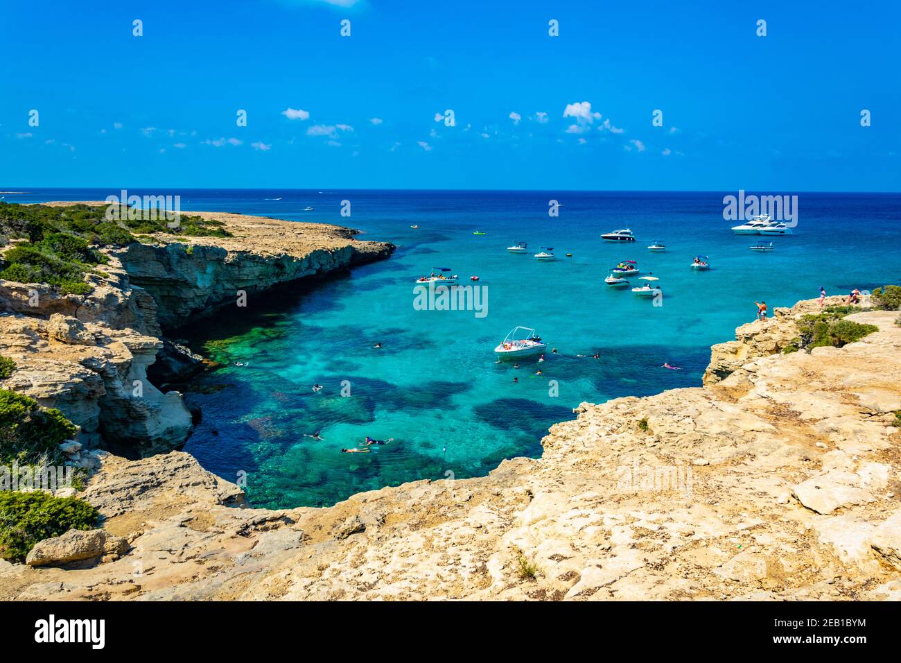 AKAMAS, CIPRO, 19 AGOSTO 2017: Le barche turistiche stanno ormeggiando alla baia di Manolis alla penisola di Akamas su Cipro Foto Stock