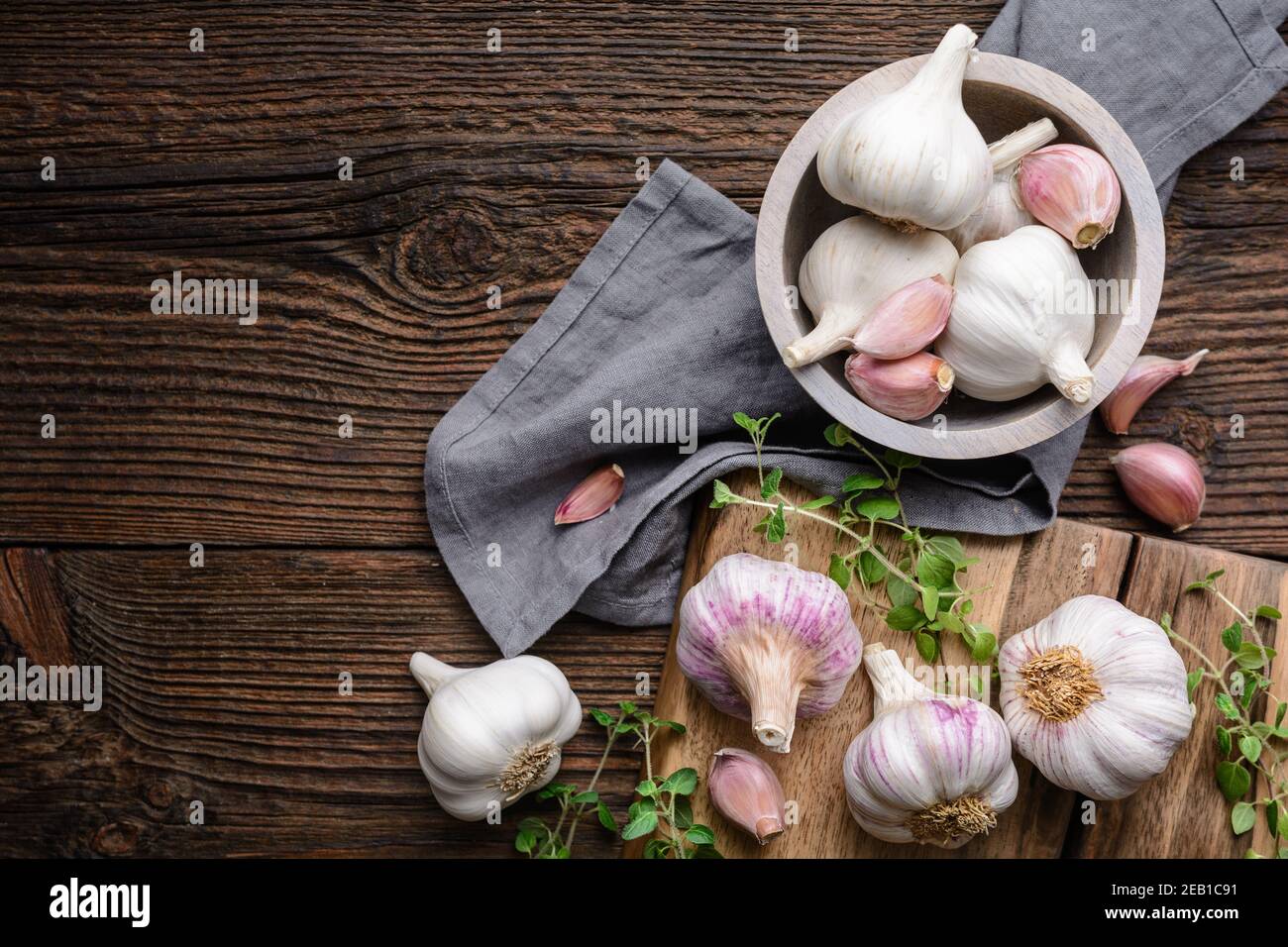 Antibiotico naturale, bulbi di aglio fresco con spicchi su rustico sfondo di legno con spazio copia Foto Stock