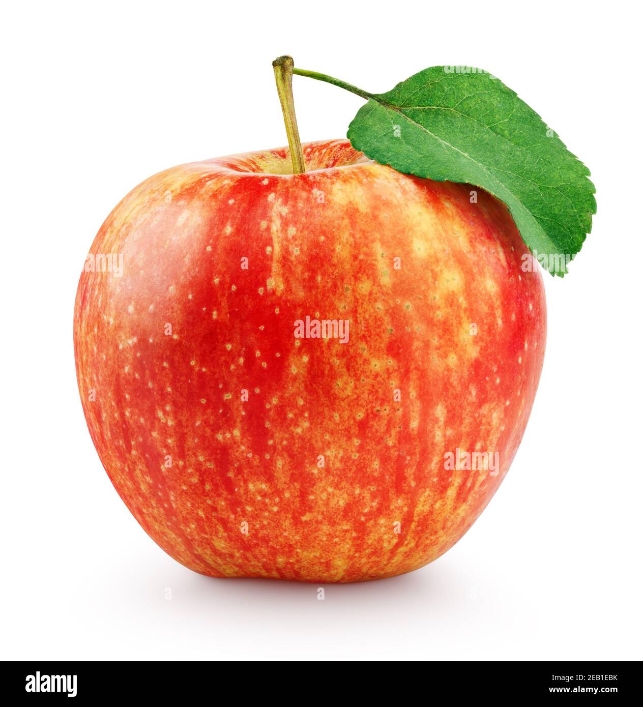 Singola mela gialla rossa matura con foglia verde isolata sfondo bianco con tracciato di ritaglio Foto Stock