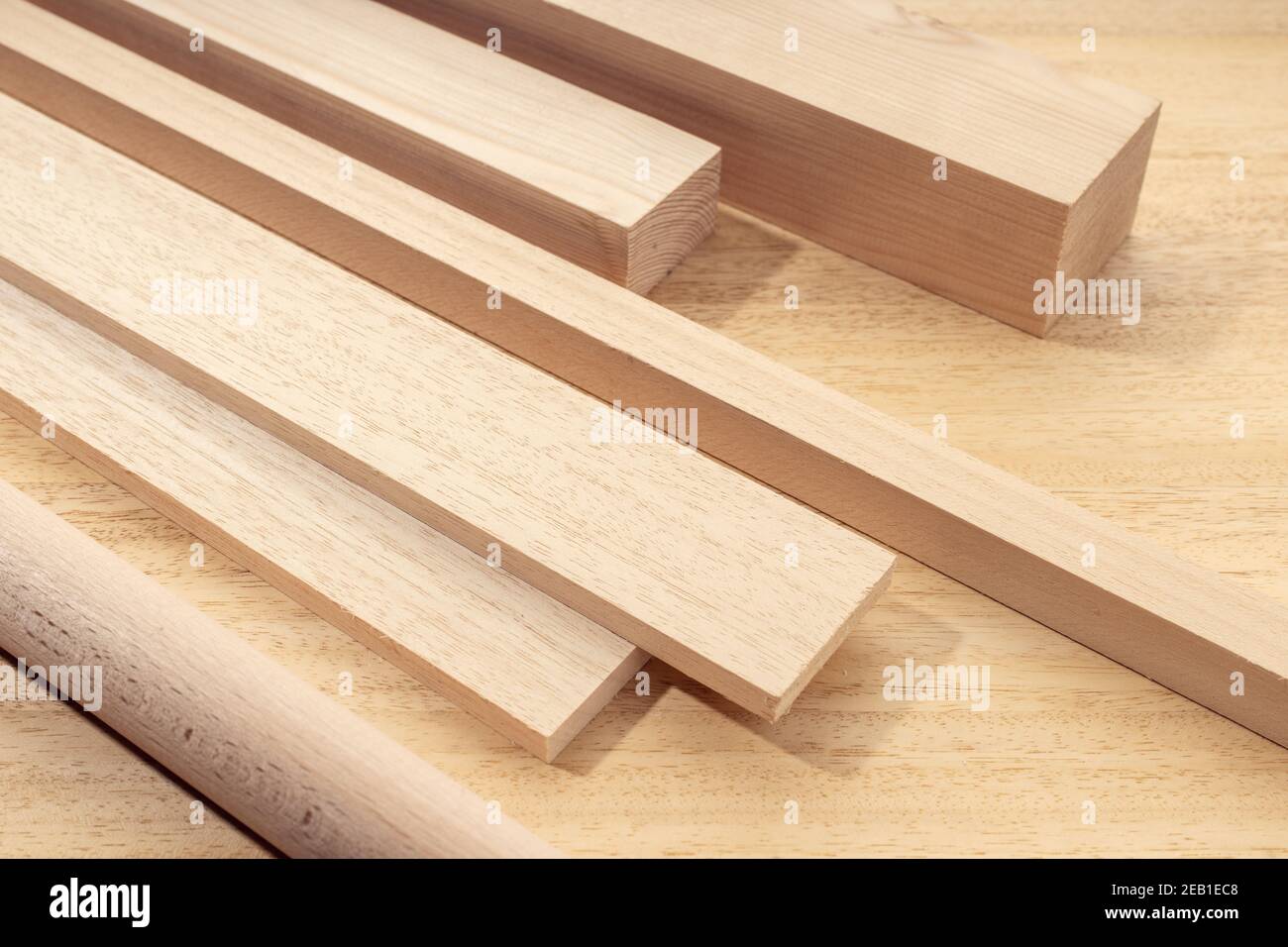 Gruppo di materiali di legno assortiti come tavole, quadrati, fogli. Legname per carpenteria Foto Stock