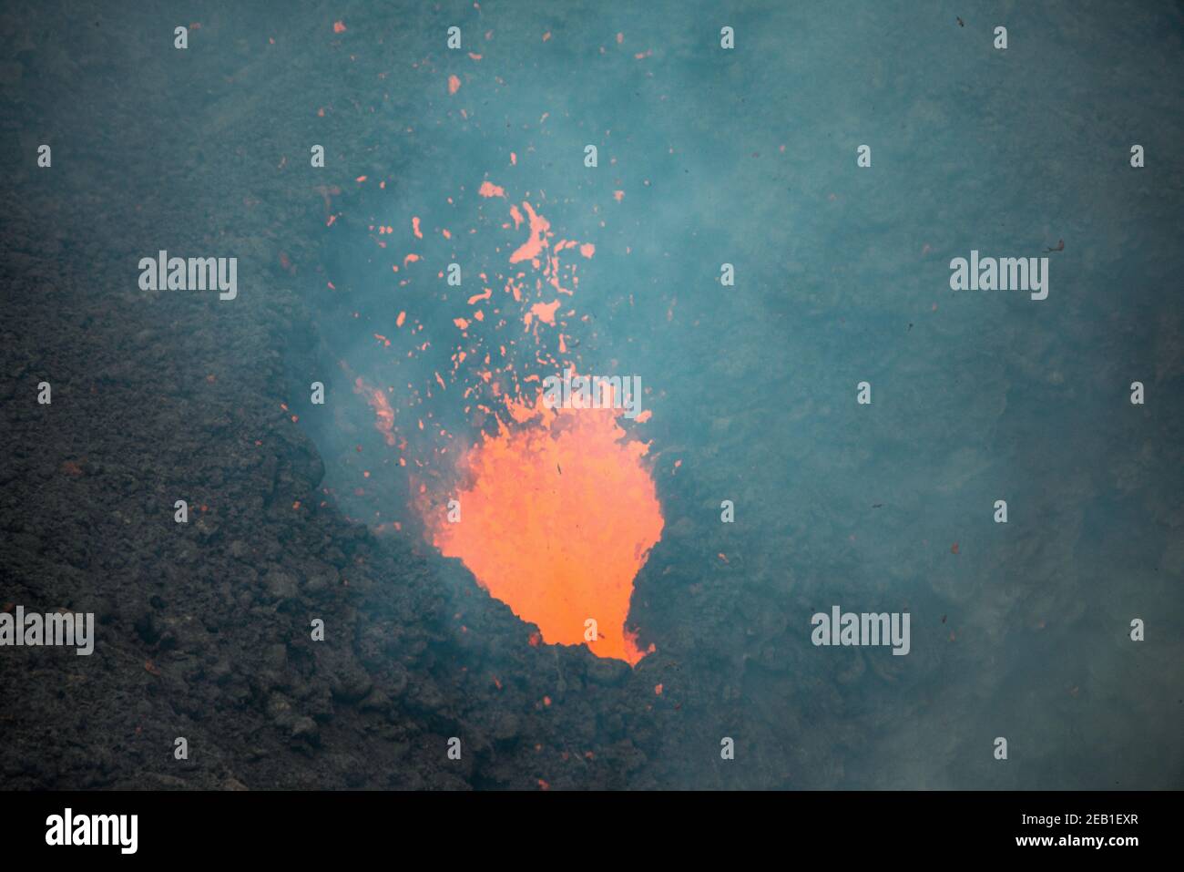 Lava fusa che eruttava dal cratere di Mount Yasur, Tanna Island, Vanuatu Foto Stock