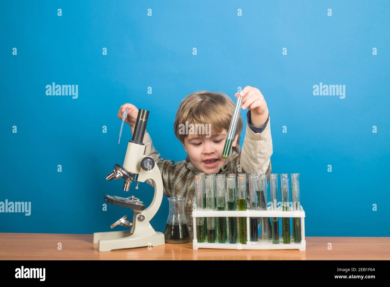 Ragazzino che fa esperimenti scientifici. Ricerca e istruzione a scuola. Foto Stock